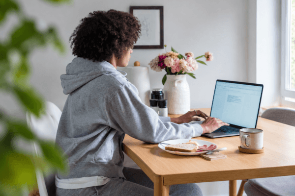 Werknemers van Booking.com weer verplicht naar kantoor: waar liggen de grenzen?