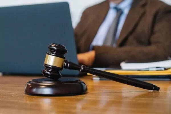 Geen geslaagd beroep op ontbindende voorwaarde: werkgever handelt in strijd met goed werkgeverschap