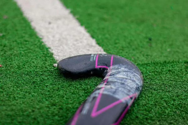 Hockeytrainer in loondienst of vrijwilliger?